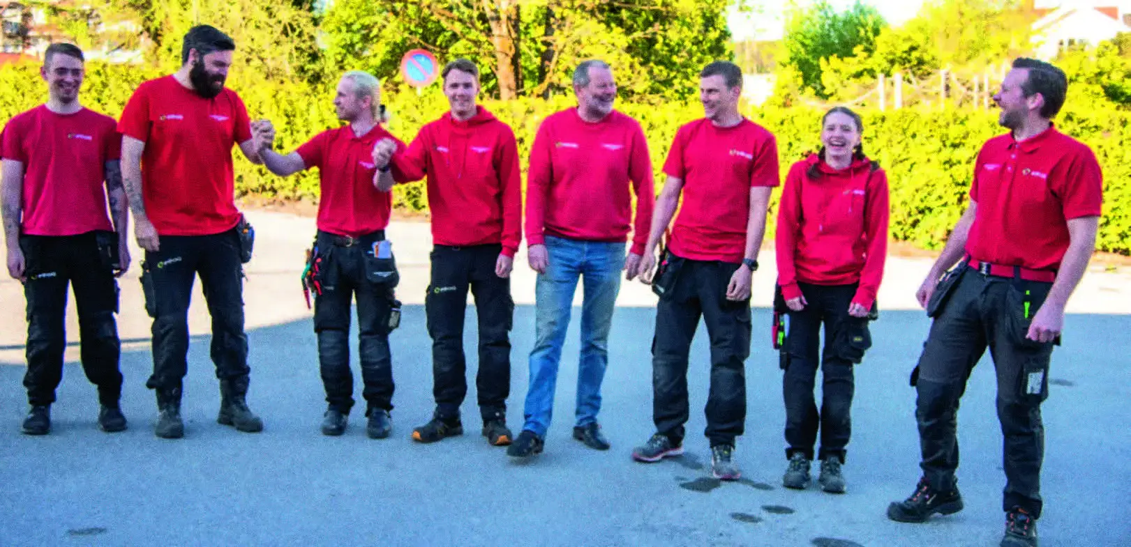 Ansatte hos Bjørbekk elektro stående ute i røde gensere.