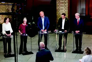 Norske politikere stående under en debatt