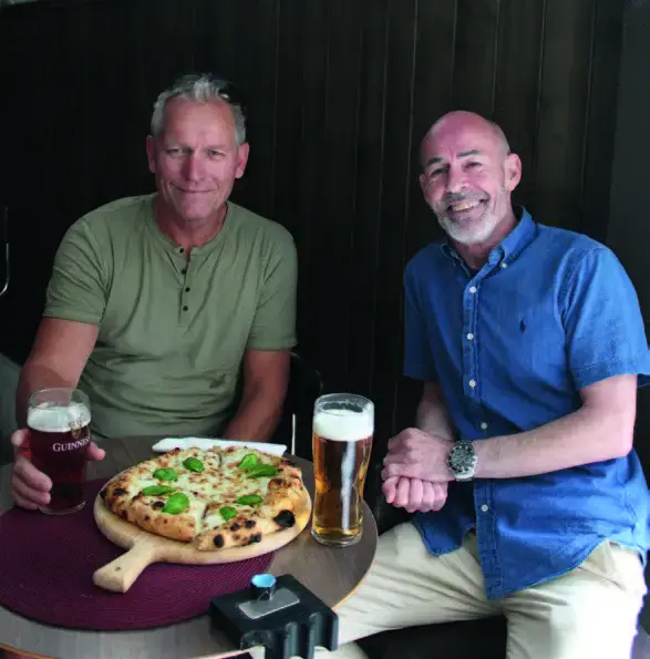 Jørn og Robert mener at øl og pizza dekker alle kroppens behov og er ikke redde for mangelsykdommer