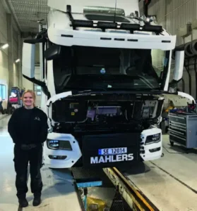 Larvik Last og buss - Elly stortrives som lærling hos Larvik Last og Buss