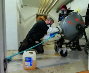 Olimb rørfornying - Strømpeforingen mettes med epoxy, før den føres inn i avløpsrøret med lufttrykk. Så herdes foringen med damp til et nytt rør inni det gamle.
